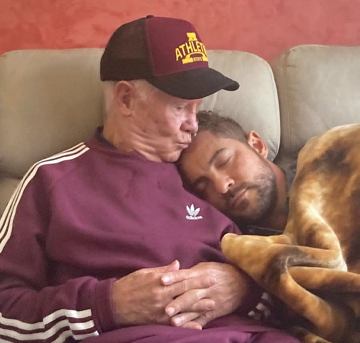 David Bisbal durmiendo al lado de su padre.