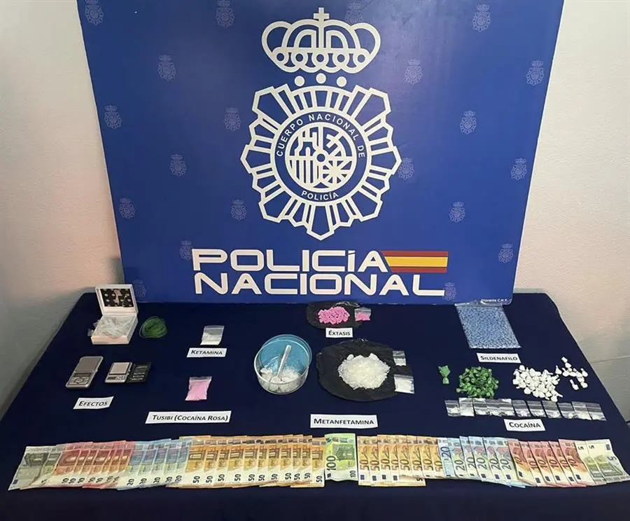 Imagen de material y dinero incautados durante una operación de la Policía Nacional contra Rafael Amargo.