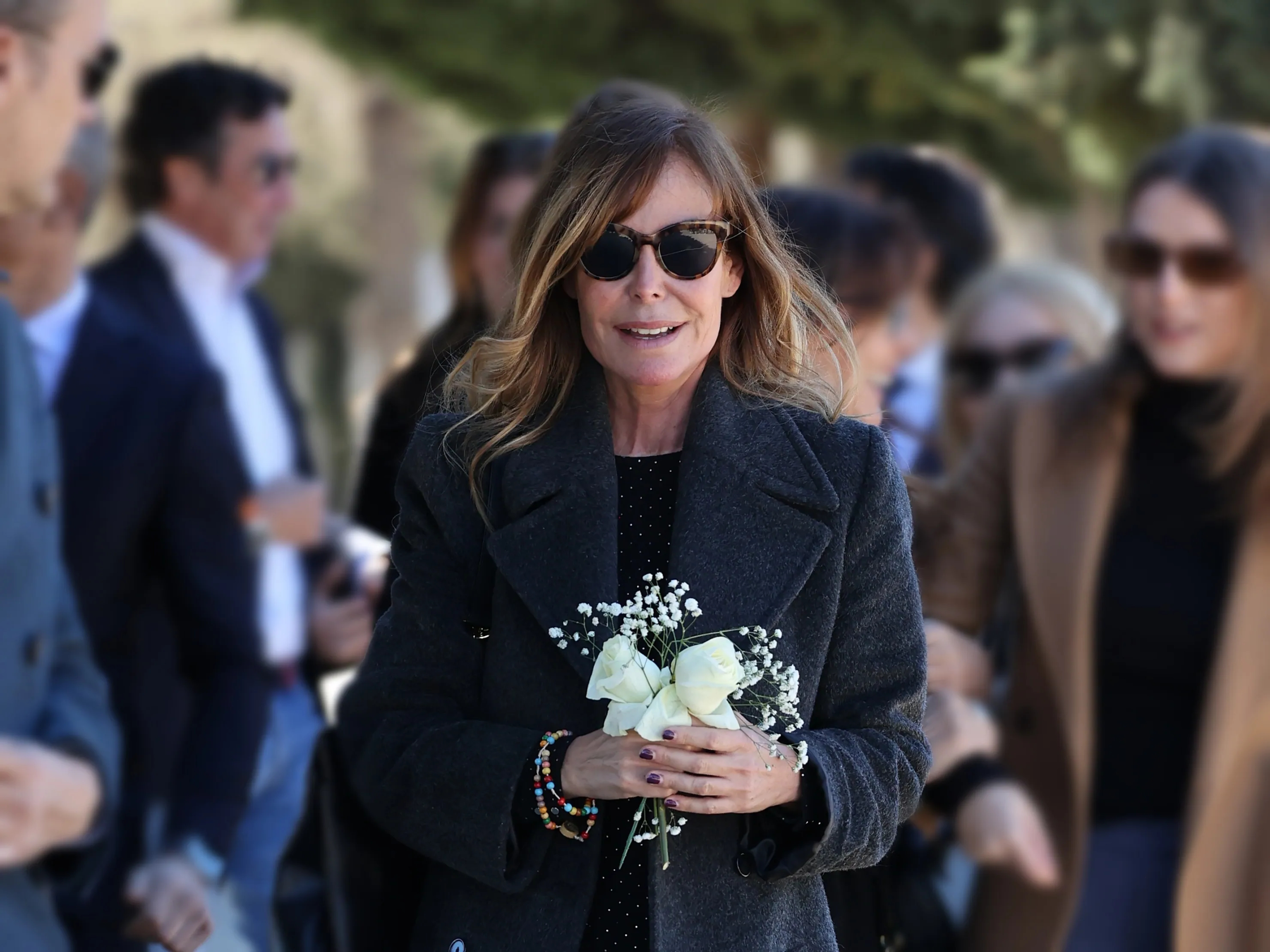 Lara Dibildos despide a su madre, Laura Valenzuela, en el cementerio de La Almudena (Europa Press)
