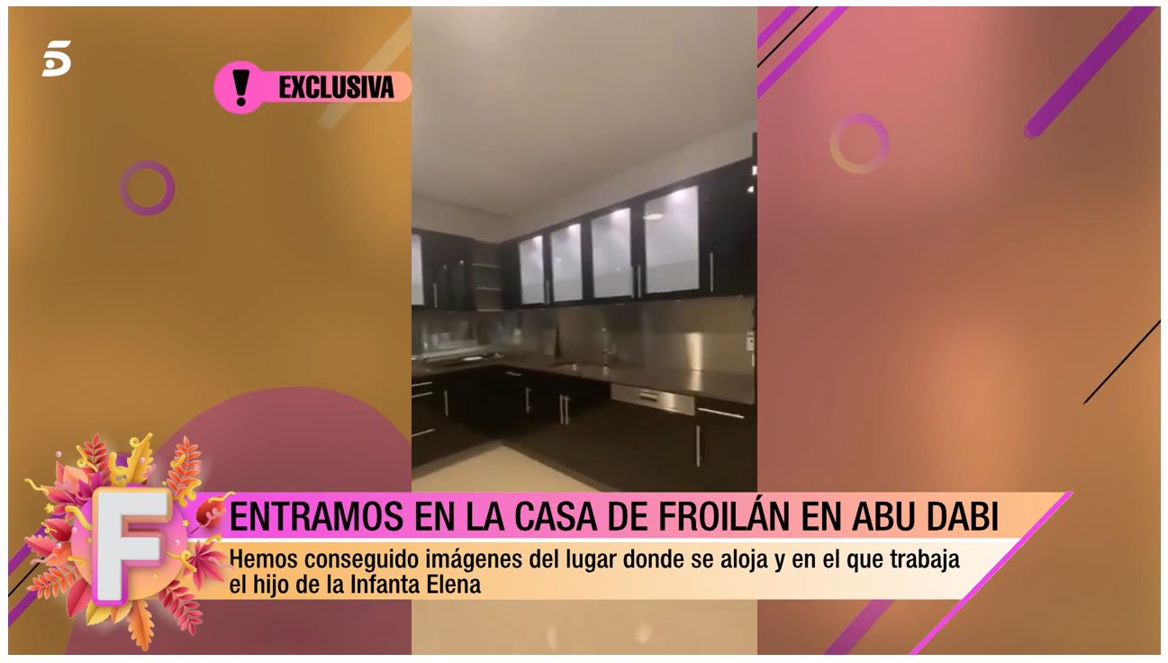 La cocina es muy amplia y con muebles oscuros.