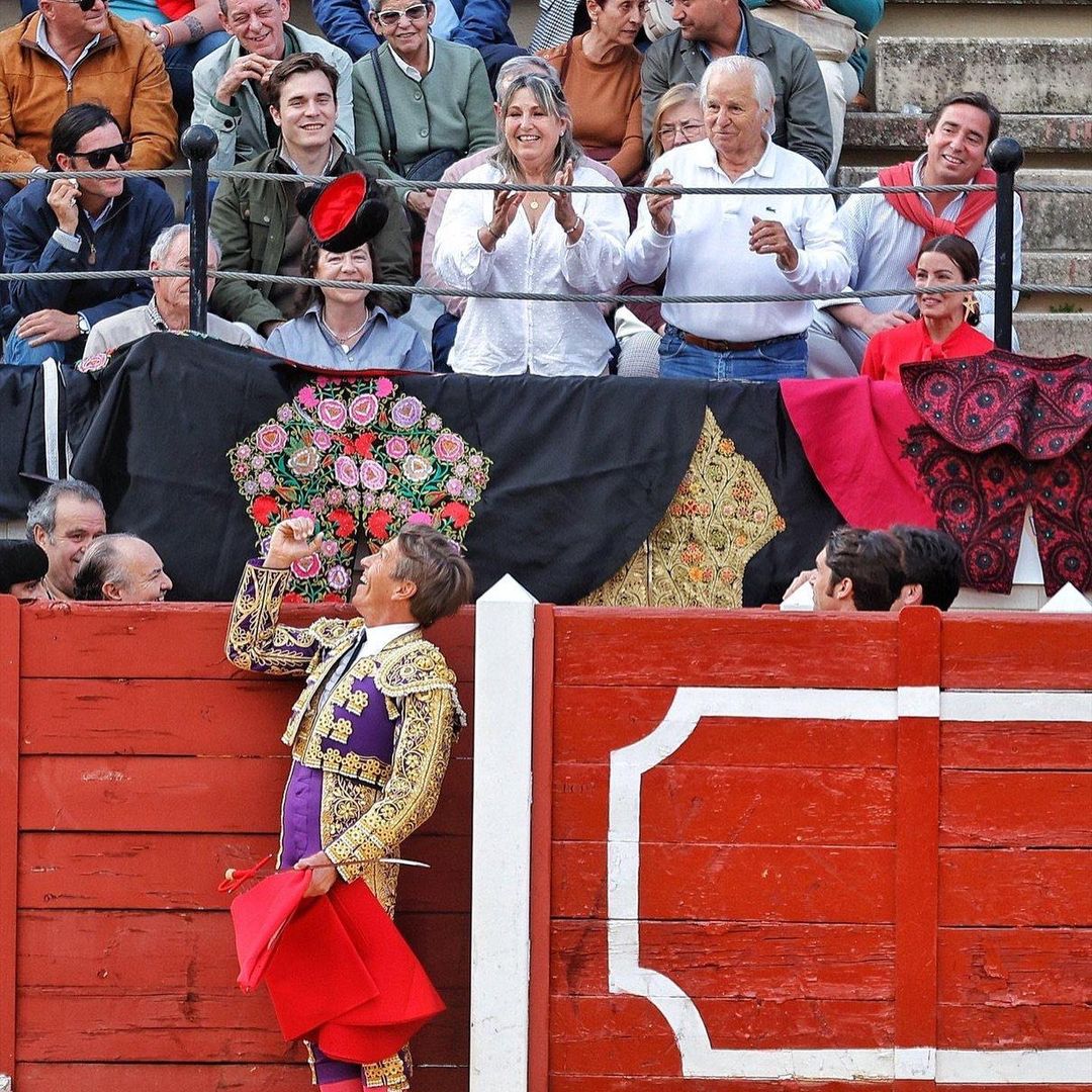 Manuel Benítez aplaude a su hijo, Manuel Díaz, en la plaza de toros.