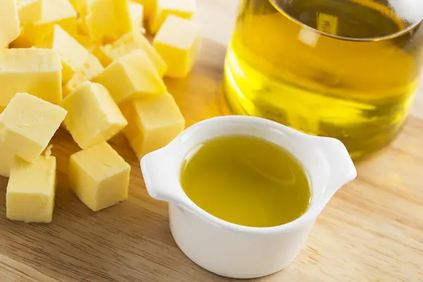 Imagen de aceite de oliva y mantequilla en cubos.
