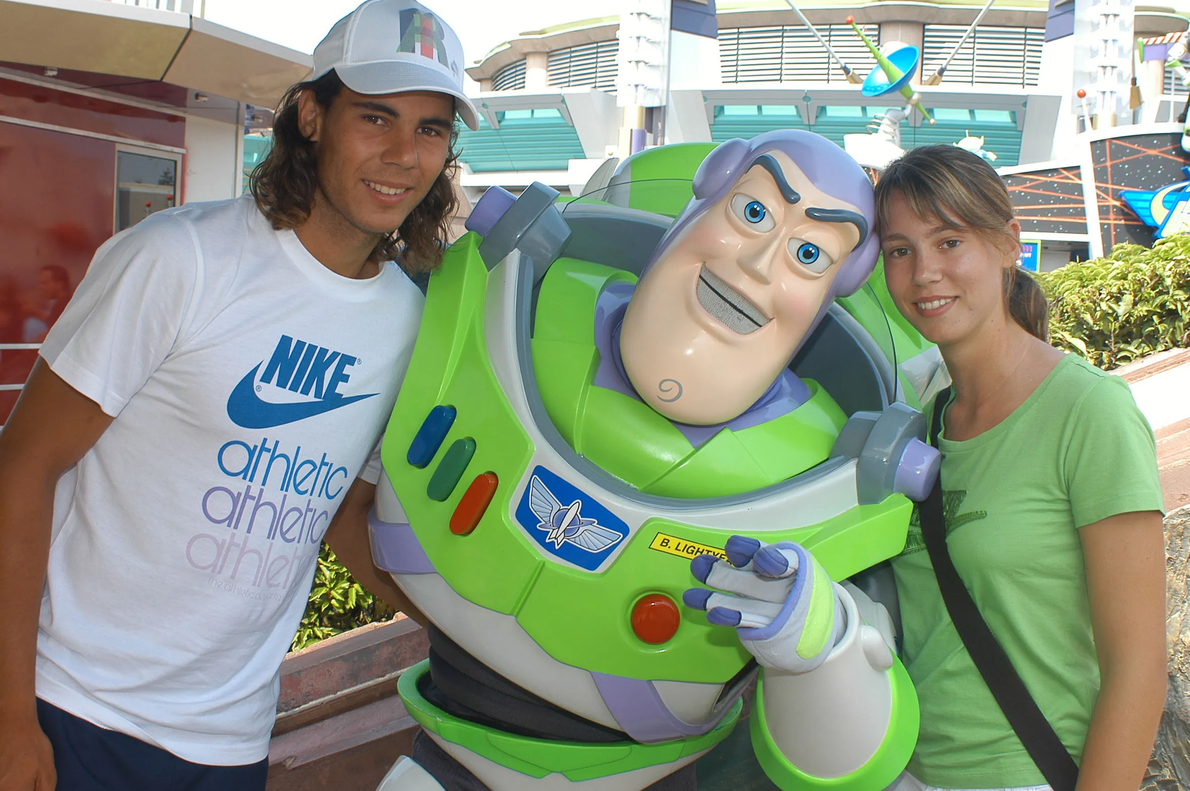 Rafa y Maribel Nadal, muy jóvenes, posando con Buzz Lighyear.