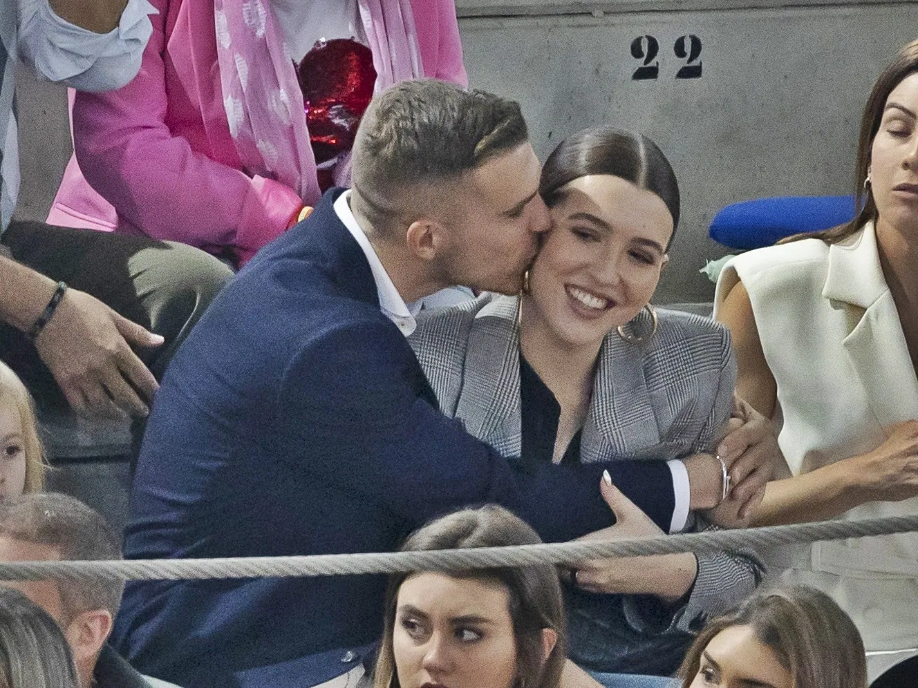 Alberto García y Alba Díaz viendo a 'El Cordobés' en la Plaza de Navalcarnero (Europa Press)