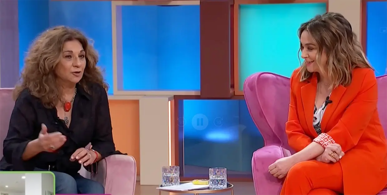 Lolita hablando con Toñi Moreno en un programa de televisión