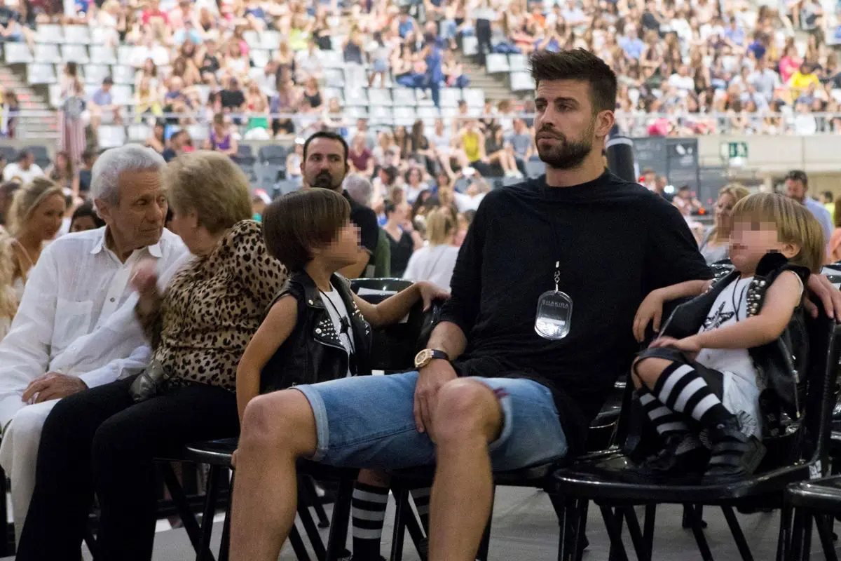 Gerard Piqué con sus hijos Milan y Sasha en el Palau Sant Jordi en 2018.