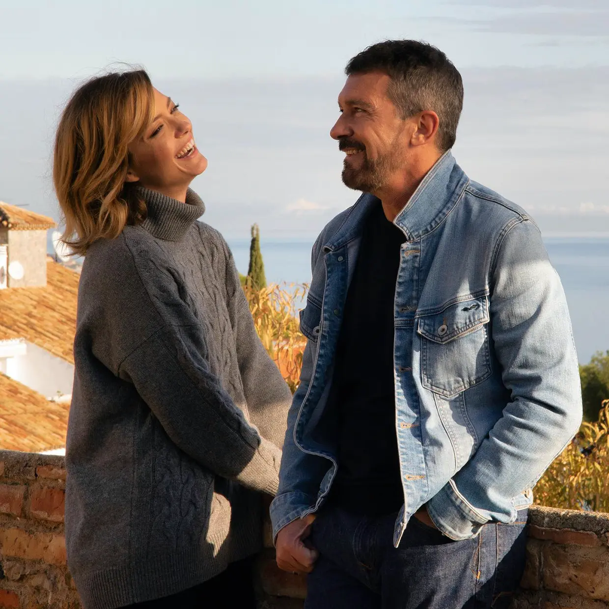 María Casado riendo junto a su amigo Antonio Banderas