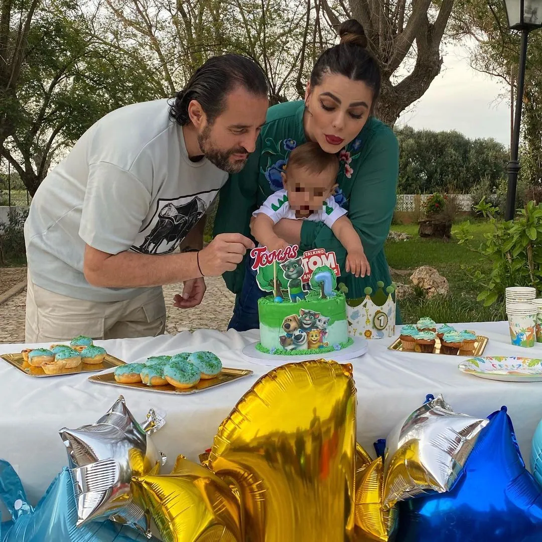 Marisa Jara y Miguel Almansa junto a su hijo, Tomás (Instagram)