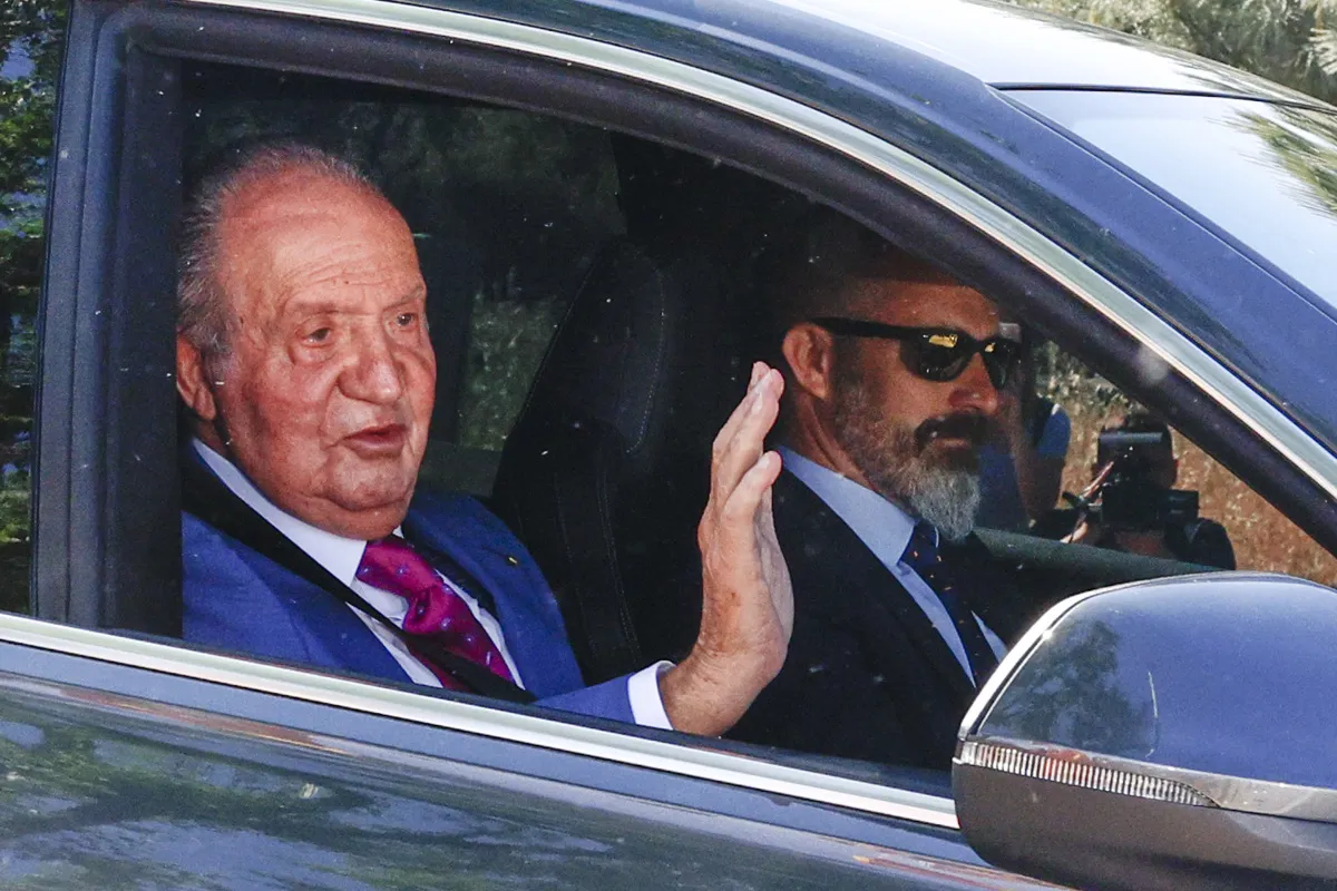 Juan Carlos I, en mayo de 2022, llegando al palacio de la Zarzuela.