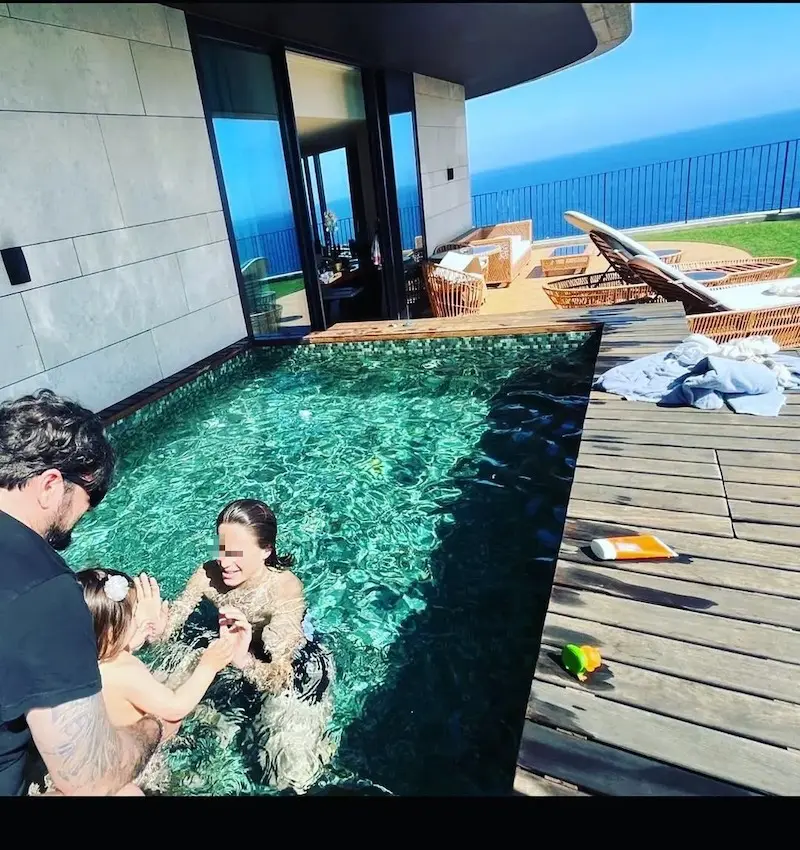 Antonio Orozco en un hotel de Madeira con sus hijos.