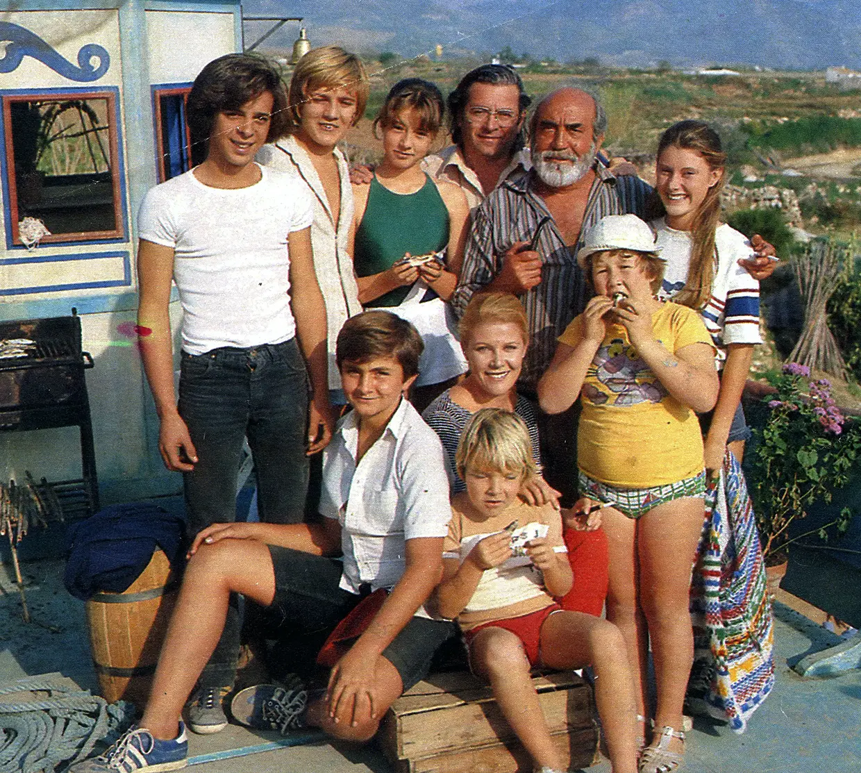 María Garralón y Antonio Ferrandis con los niños de 'Verano Azul'