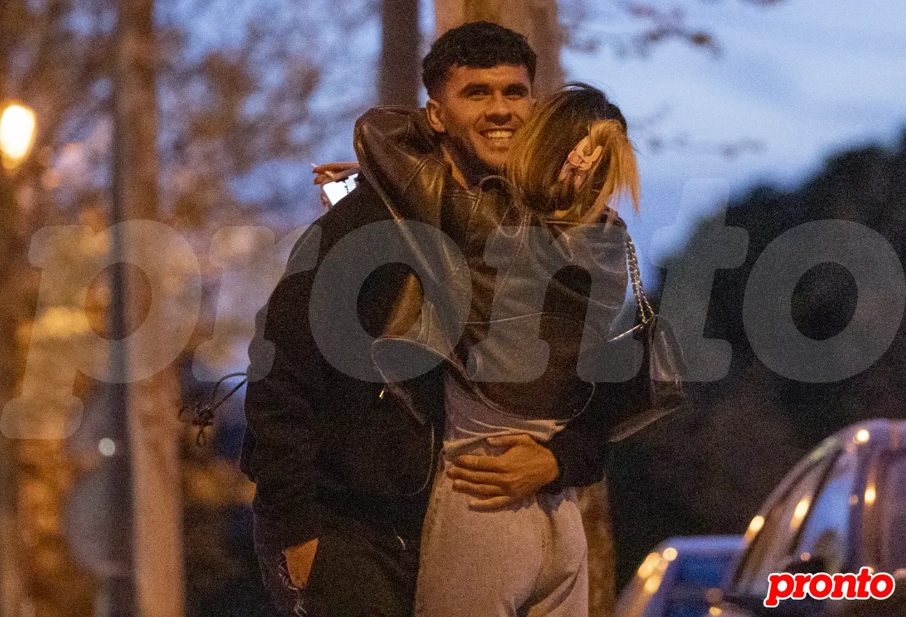 Alejandra Rubio y su novio abrazándose por la calle