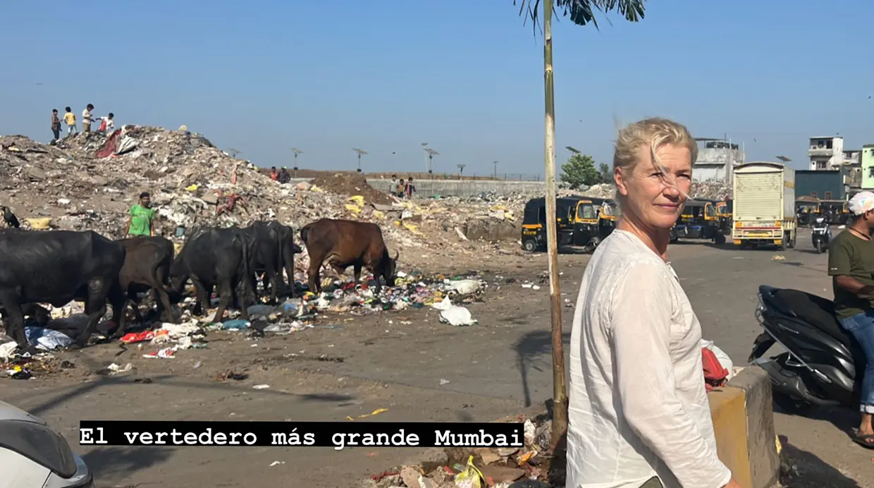 Ana Duato posando junto al mayor vertedero de Mumbai.