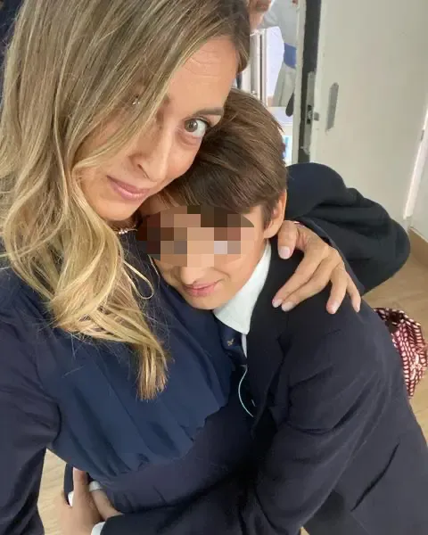 María Amores y su hijo Ion Aramendi en su comunión.