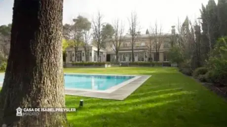 El jardín con piscina exterior de la casa de Isabel Preysler.