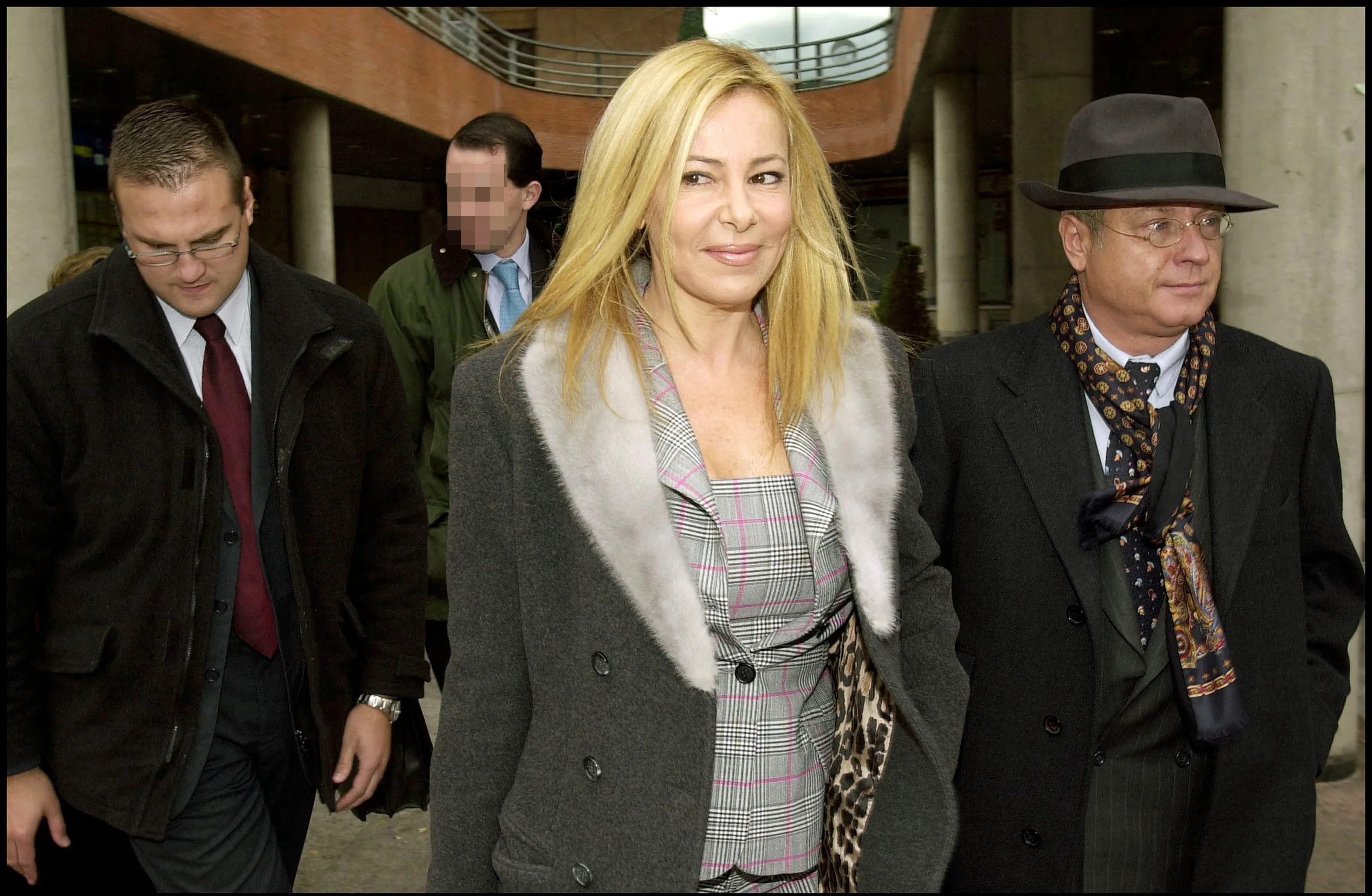 Ana Obregón junto a su guardaespaldas Eloy Sánchez Barba (izqda.) y su abogado Javier Saavedra (dcha.).