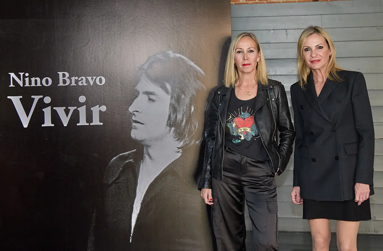 Eva Ferri con su hermana mayor Amparo.