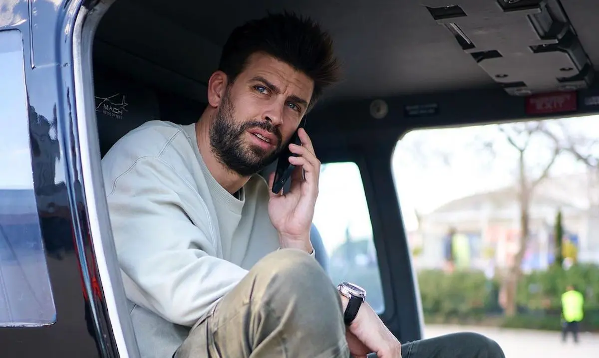 Gerard Piqué hablando por teléfono subido a un helicóptero