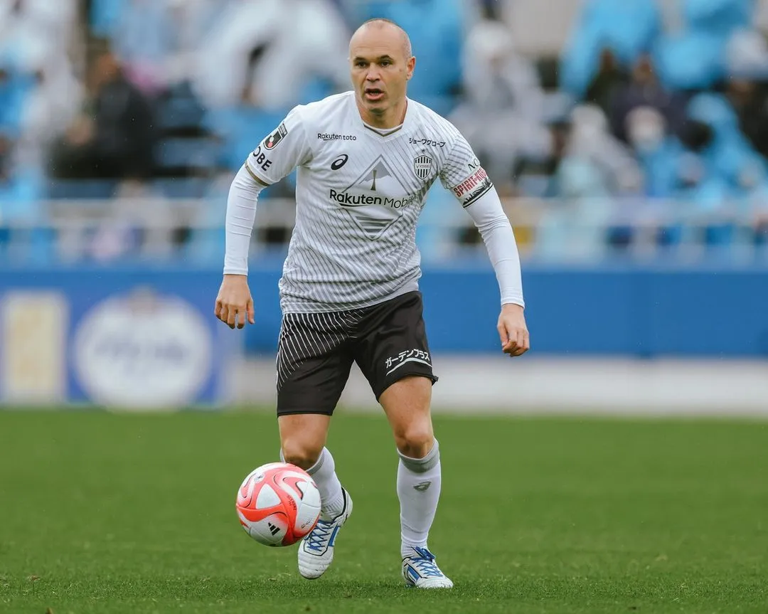 Andrés Iniesta juega como centrocampista en el Vissel Kobe.