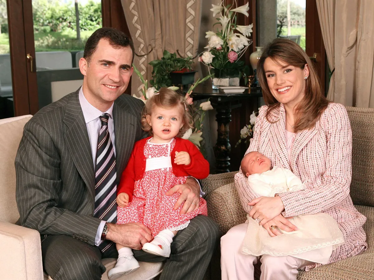 Los reyes, en 2007, presentando a la infanta Sofía.