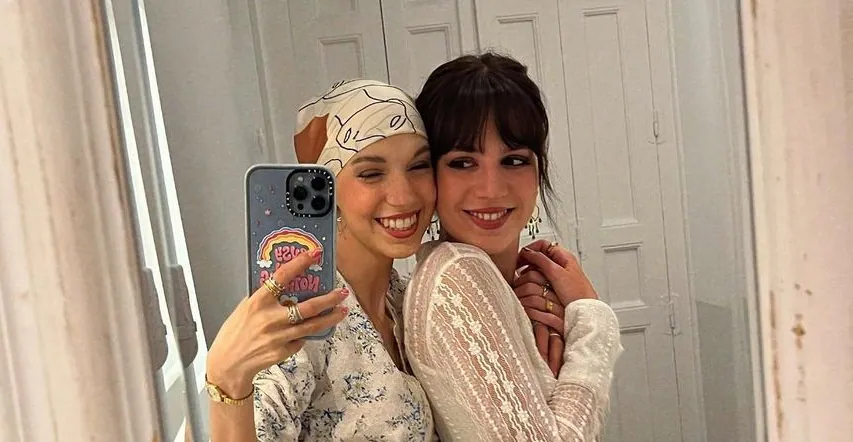 Elena Huelva y su hermana, Emi, en una foto compartida en Instagram.