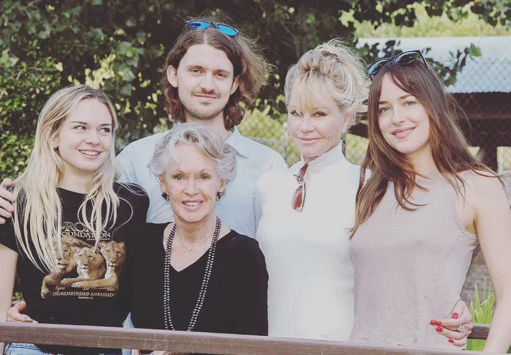 Tippi Hedren con su hija Melanie y sus nietos, Dakota, Alexander y Stella.