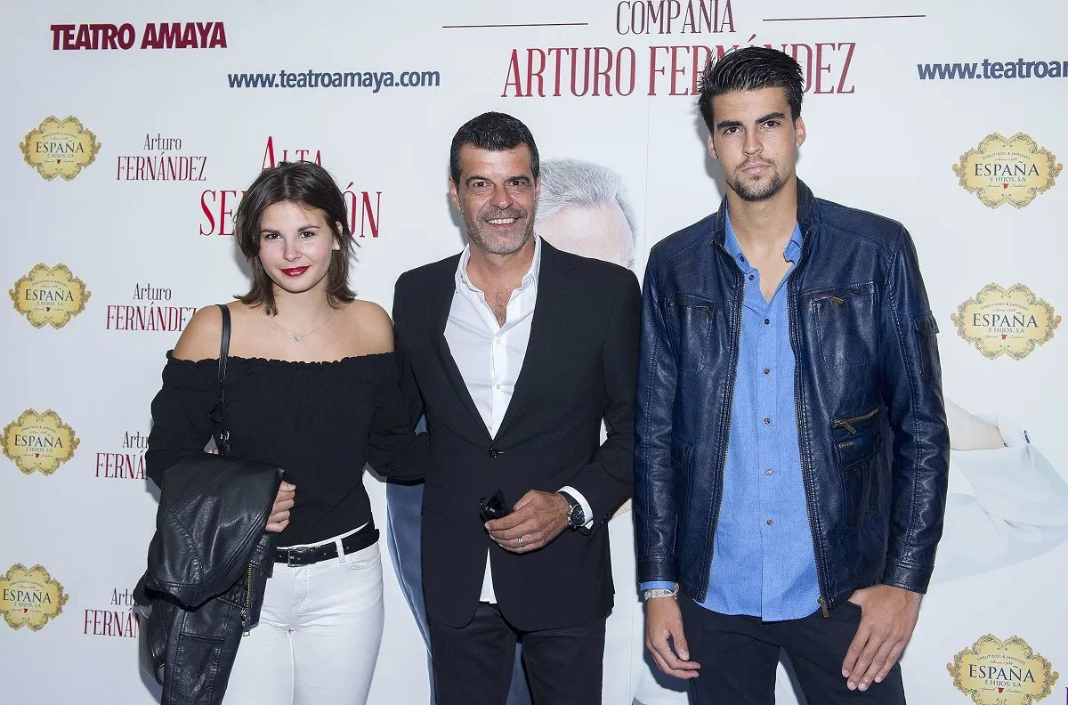 Andoni Ferreño junto a sus hijos, Adriana y Gonzalo.