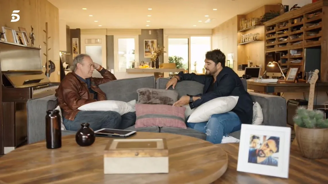 Antonio Orozco, en el salón de su casa, con Bertín Osborne.