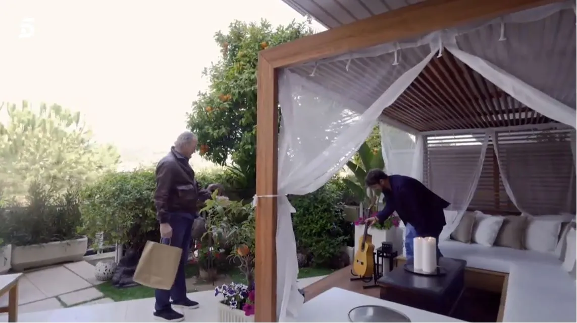 La casa de Antonio Orozco tiene una terraza con cama balinesa.