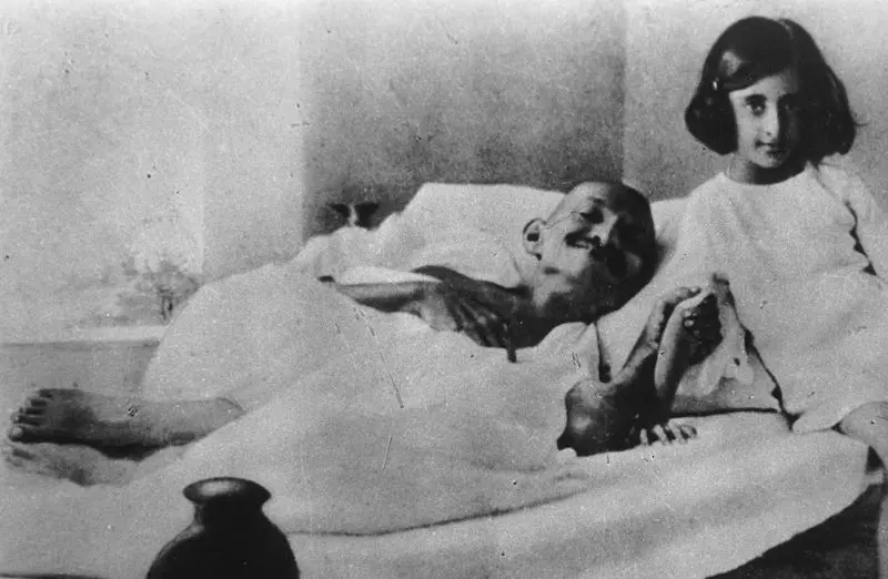 Gandhi, en uno de sus ayunos de protesta, con Indira Gandhi cuando la futura primera ministra de India era una niña.