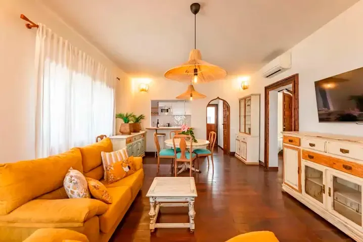 El salón, en tonos cálidos, muy acorde con la isla. Foto: Airbnb.