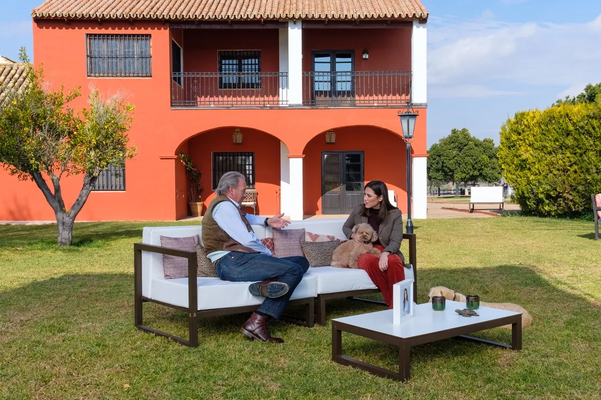 Bertín Osborne entrevista a Tamara Falcó en la puerta principal de su finca.