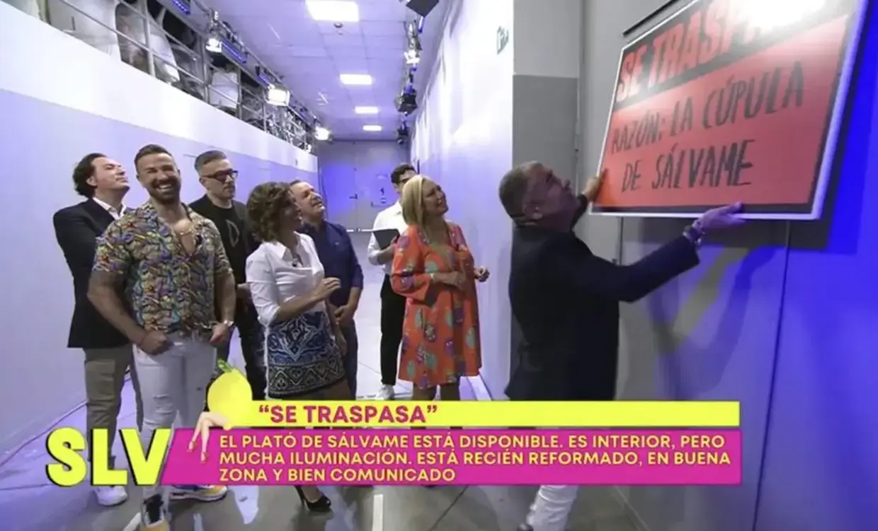 Jorge Javier Vázquez colgando el cartel de se traspasa en salvame
