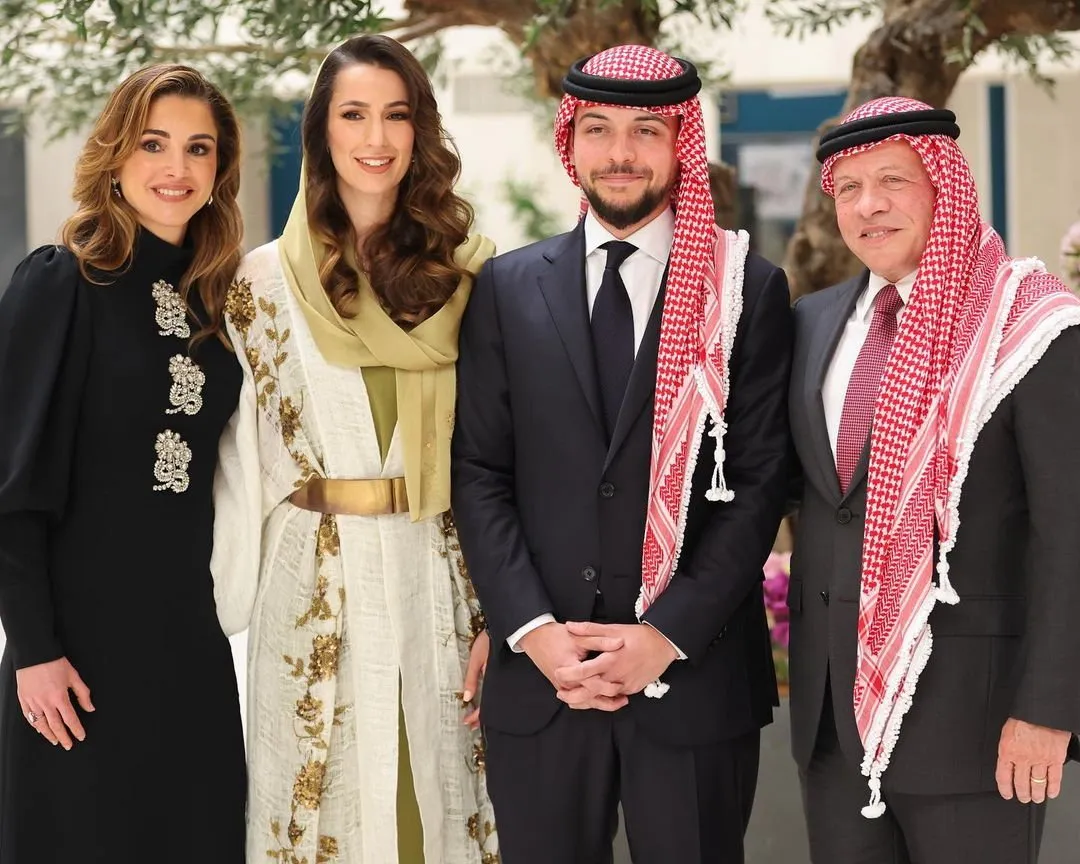 Hussein y su futura mujer, Rajwa al-Saif, con los reyes de Jordania el día de su compromiso.
