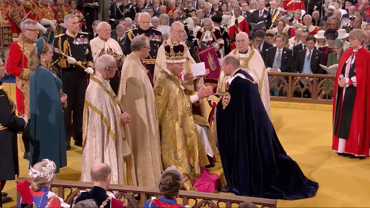 Carlos y Guillermo de Inglaterra durante la coronación