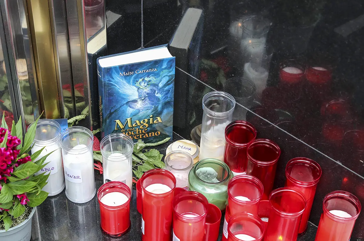Altar en casa de las gemelas que se suicidaron en Oviedo