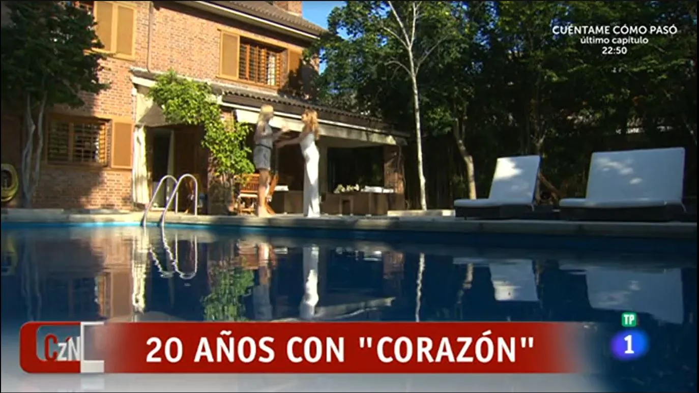 La casa cuenta con una enorme piscina.