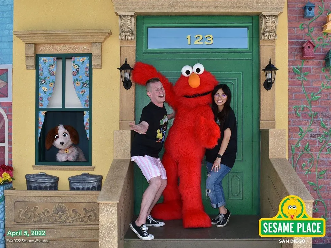 Macaulay Culkin y Brenda Song, en 'Barrio Sésamo'.