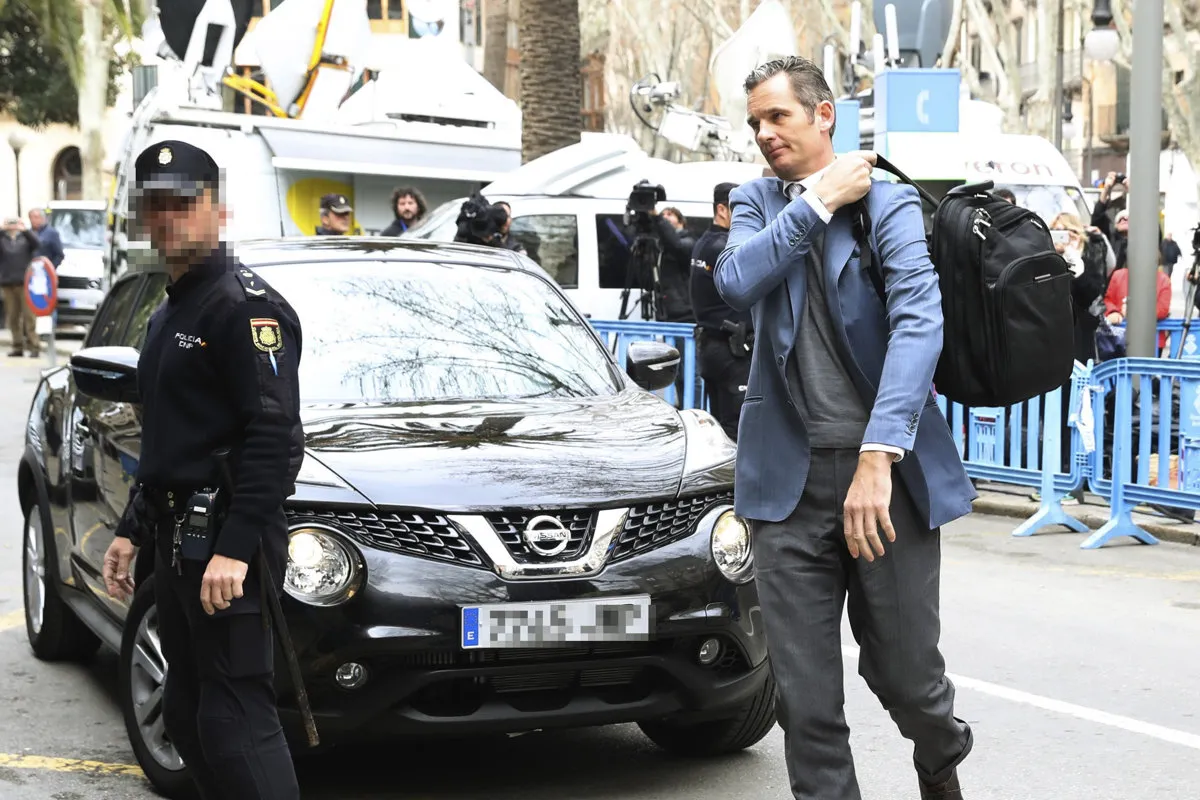 Iñaki Urdangarin saliendo de un coche, en Vitoria.