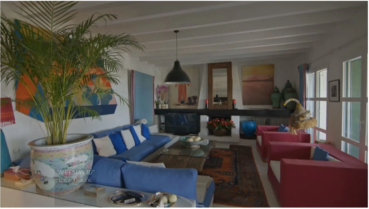 El salón, con un gran sofá azul marino.