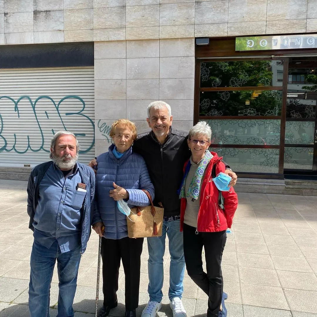 Carlos Sobera, junto a su madre, su hermana y su cuñado.