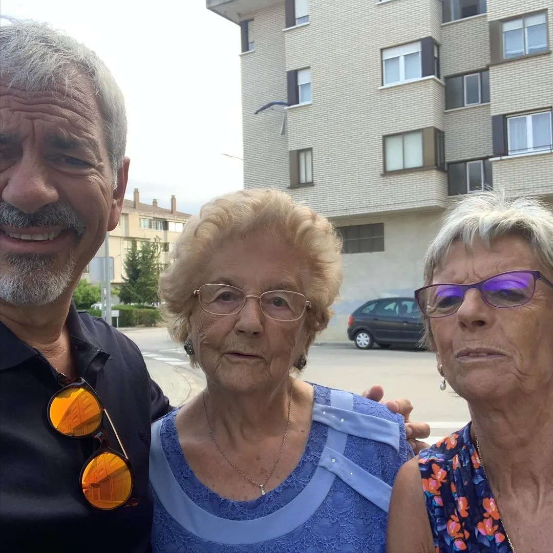 El presentador, con su hermana y con su madre.