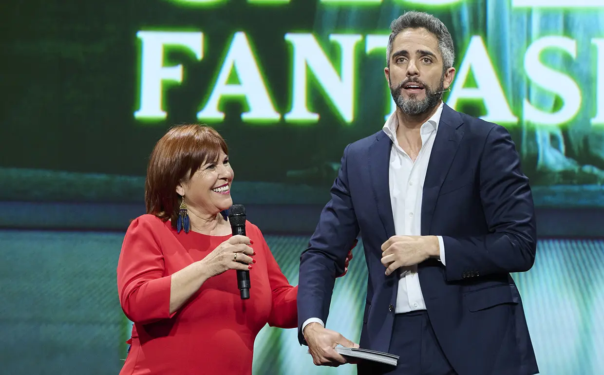 Roberto Leal con su madre en el nuevo programa Casa Fantasmas.