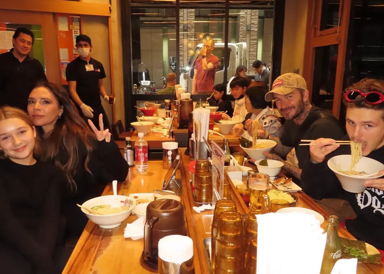 La familia Beckham comiendo en un restaurante japonés.