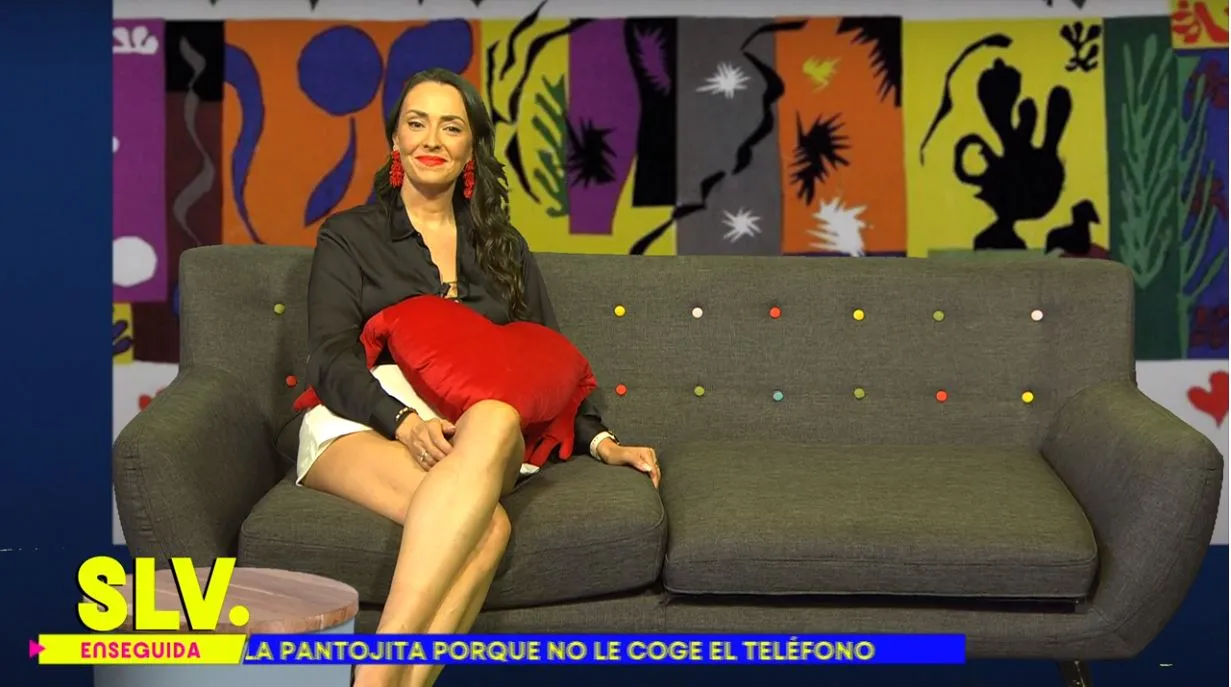 Patricia Ledesma simulando el confesionario de 'Gran Hermano' en 'Sálvame'.