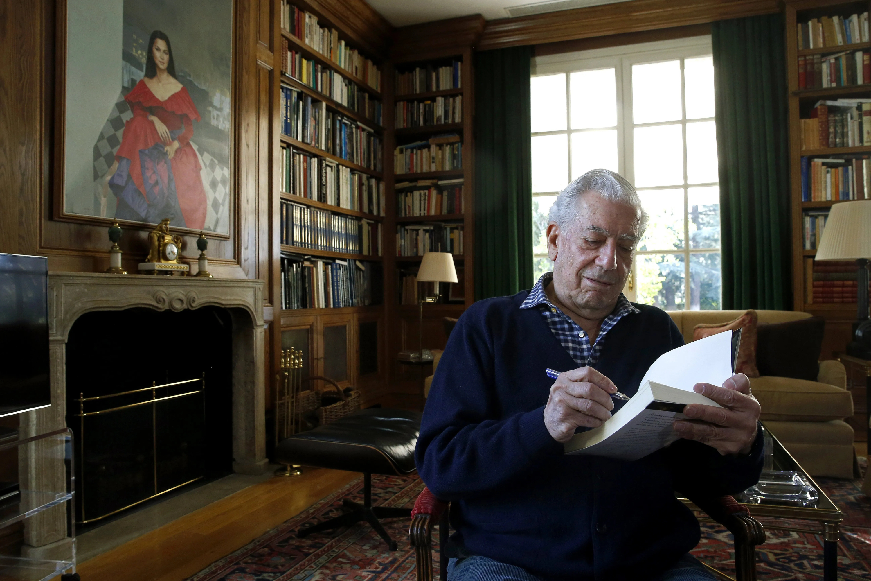 Mario Vargas Llosa presentó su libro 'Cinco esquinas' en la biblioteca de la casa de Isabel Preysler.