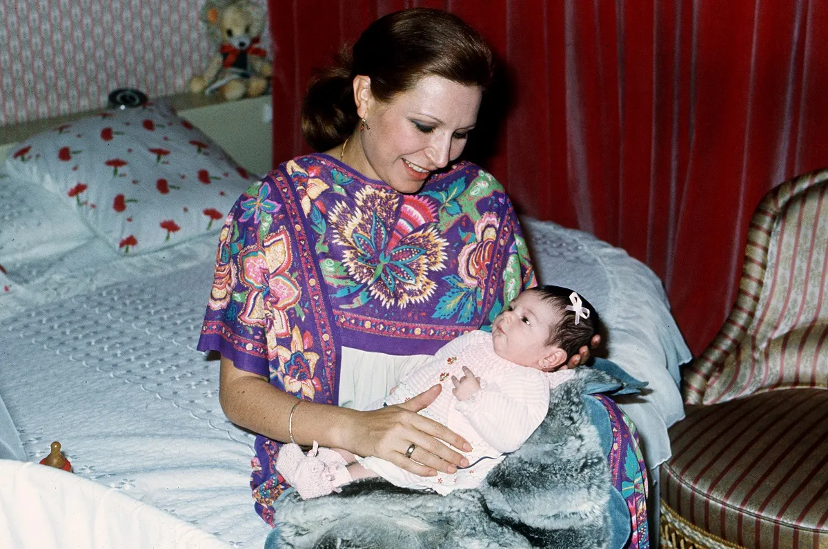 Rocío Jurado con Rocío Carrasco, recién nacida, en brazos.
