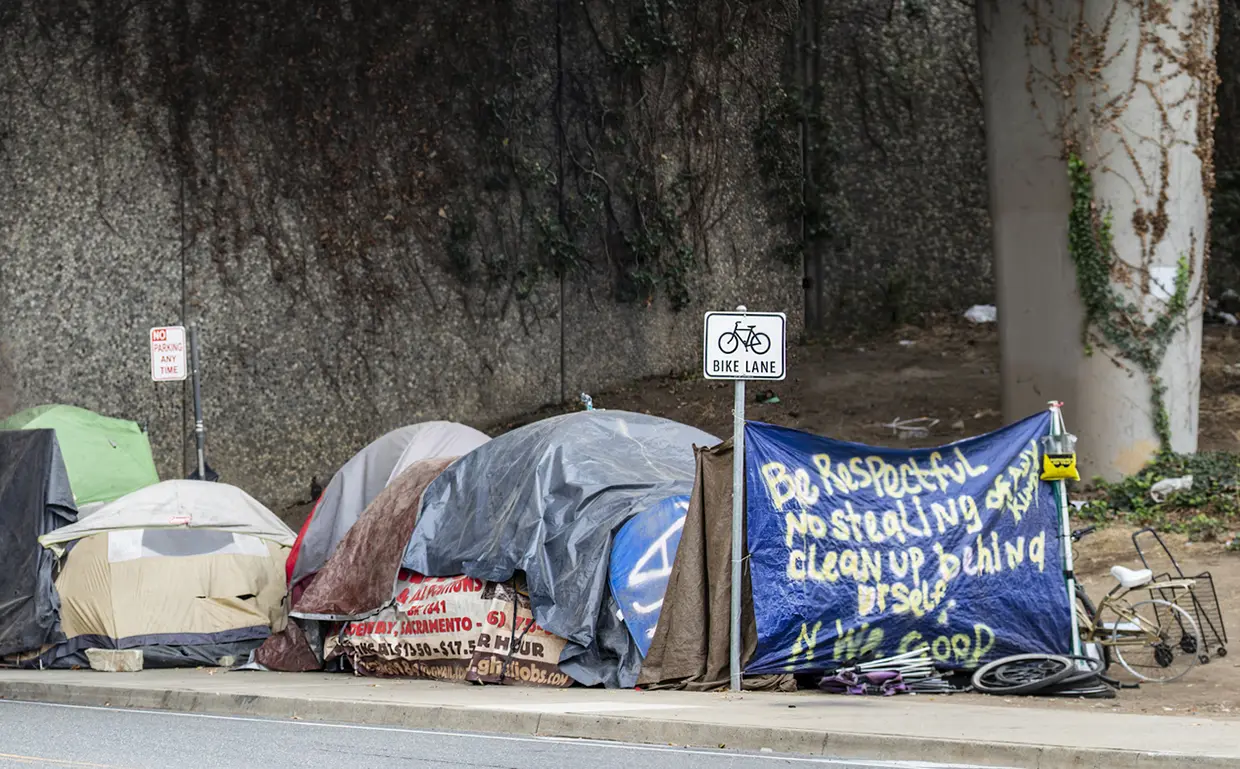 Indigentes durmiendo debajo de un puente.