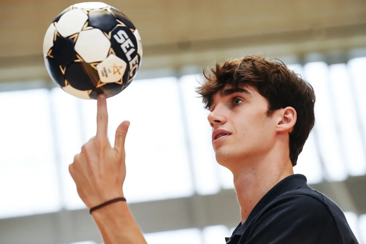 Pablo Urdangarin, con un balón de balonmano.