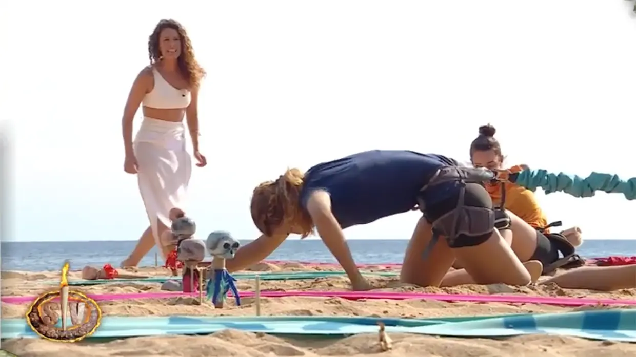 Laura Madrueño animando a los concursantes en Supervivientes